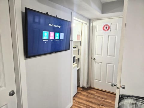 Cozy Room Ensuite Bath & Own Entrance Peaceful Stay Bed and Breakfast in Surrey