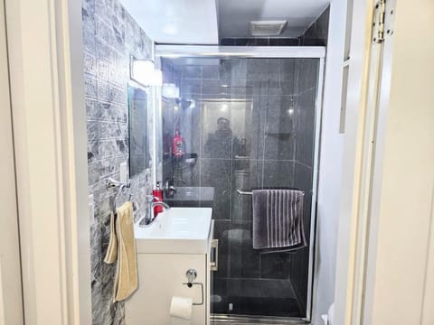 Cozy Room Ensuite Bath & Own Entrance Peaceful Stay Bed and Breakfast in Surrey