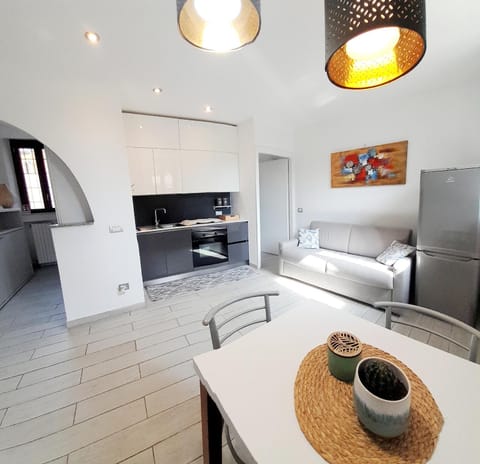 Bed, Kitchen or kitchenette, Dining area