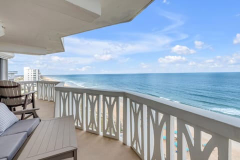 Direct Oceanfront Corner Condo, Family-Friendly with Beachfront Pool and Garage Parking Apartment in Ormond By The Sea