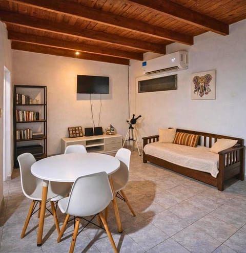 Bed, Library, TV and multimedia, Living room, Photo of the whole room, Seating area, Dining area, Bedroom, air conditioner
