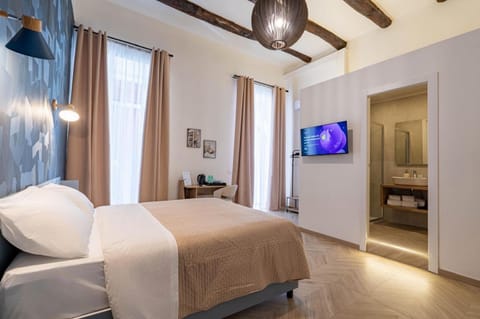 Bed, TV and multimedia, Bedroom