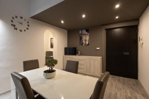 TV and multimedia, Living room, Seating area, Dining area