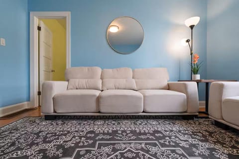 Charming 3BR Home With 2 Parking Spot, Near Transit & Shopping, House in Skokie