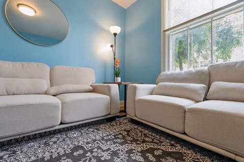 Charming 3BR Home With 2 Parking Spot, Near Transit & Shopping, House in Skokie