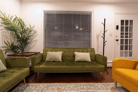 Two Bedroom house in Skokie with full kitchen and parking House in Skokie