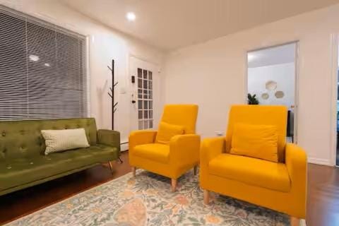 Two Bedroom house in Skokie with full kitchen and parking House in Skokie