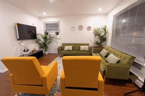 Two Bedroom house in Skokie with full kitchen and parking House in Skokie