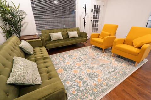 Two Bedroom house in Skokie with full kitchen and parking House in Skokie