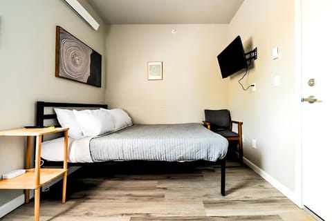 Bed, TV and multimedia, Bedroom