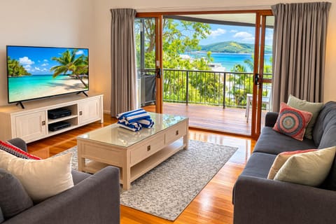 TV and multimedia, Seating area, Sea view