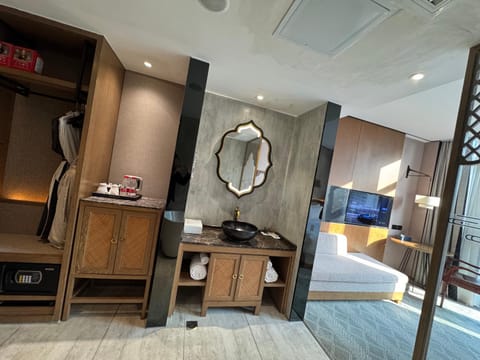 Bed, TV and multimedia, Photo of the whole room, minibar