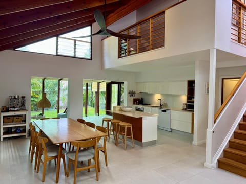 Kitchen or kitchenette, Dining area, minibar, pet friendly, pet friendly, stove