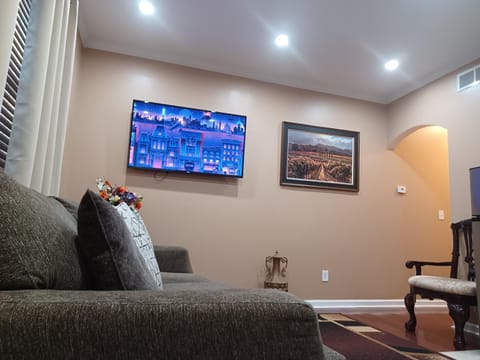 Nice Luxury Suite Bed and Breakfast in Austell