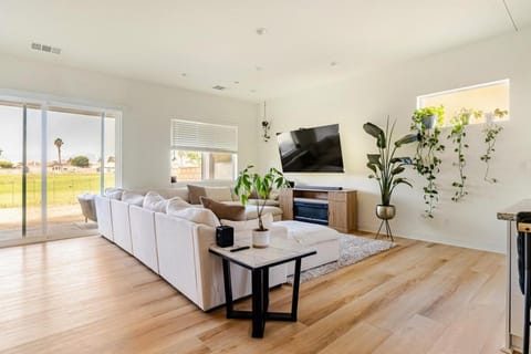 Communal lounge/ TV room