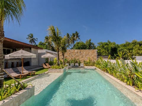Property building, Day, Garden, Garden view, Pool view, Swimming pool, sunbed
