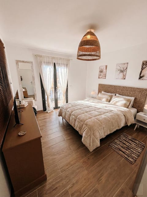 Bed, TV and multimedia, Bedroom