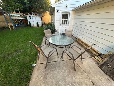 Spacious 3 Bedroom Home with Game Room and Parking House in Elgin