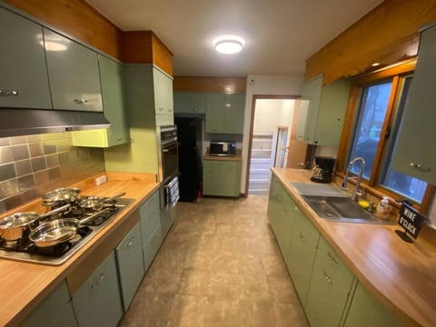 Spacious 3 Bedroom Home with Game Room and Parking House in Elgin