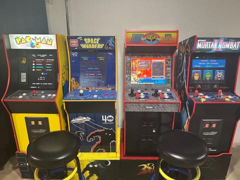 Spacious 3 Bedroom Home with Game Room and Parking House in Elgin