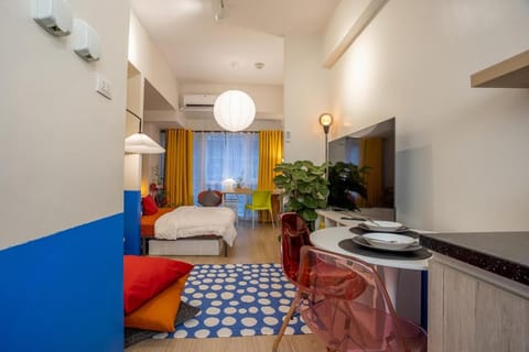 Bed, TV and multimedia, Kitchen or kitchenette, Living room, Photo of the whole room, Seating area, Dining area, Bedroom