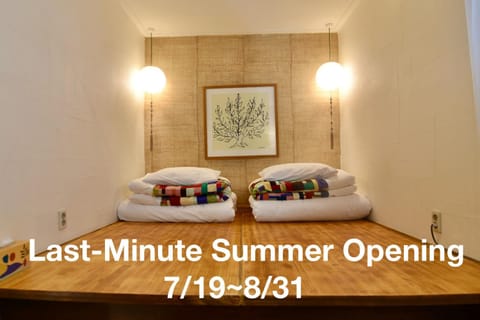 Photo of the whole room, Bedroom, Text overlay