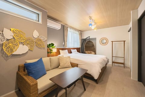 Bed, Living room, Photo of the whole room, Bedroom, air conditioner
