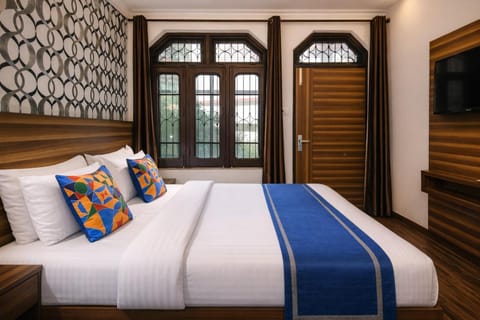 Bed, TV and multimedia, Bedroom