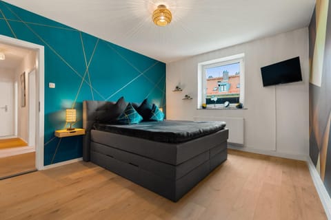Bed, TV and multimedia, Photo of the whole room, Bedroom
