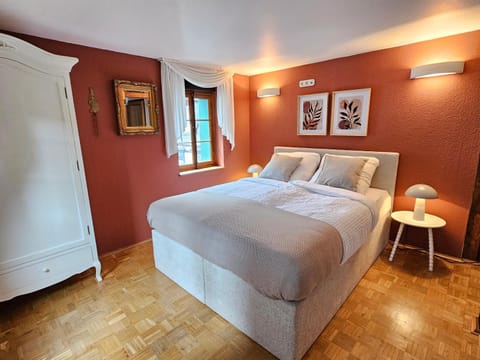 Seating area, Bedroom, fireplace
