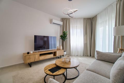 Communal lounge/ TV room, TV and multimedia, Living room, Seating area, Evening entertainment, air conditioner