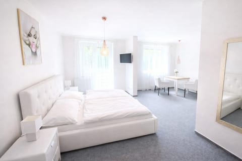 Bed, TV and multimedia, Photo of the whole room, Seating area, Bedroom