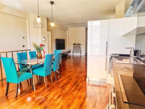 Kitchen or kitchenette, Dining area, stove