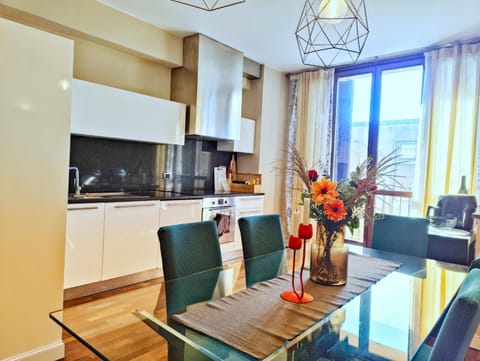 Coffee/tea facilities, Kitchen or kitchenette, Dining area, oven