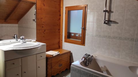 Bathroom, Bath, towels