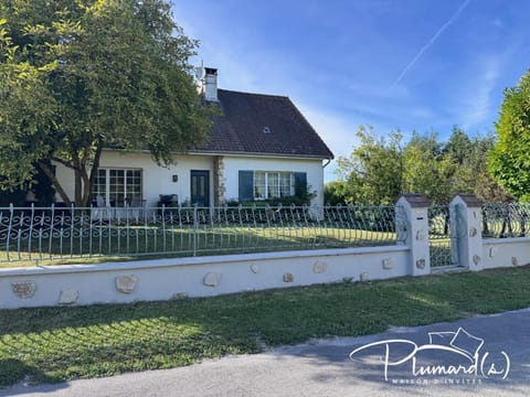 Property building, Day, Neighbourhood, Garden, Garden view, Street view