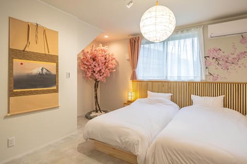 Bed, Photo of the whole room, Decorative detail, Bedroom