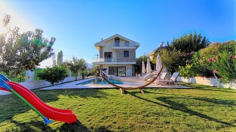 Property building, Garden, Swimming pool