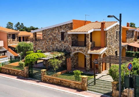 Property building, Spring, Day, Neighbourhood, Garden