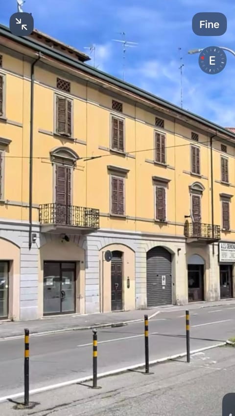Property building, Facade/entrance, Day, Neighbourhood, Street view, Location
