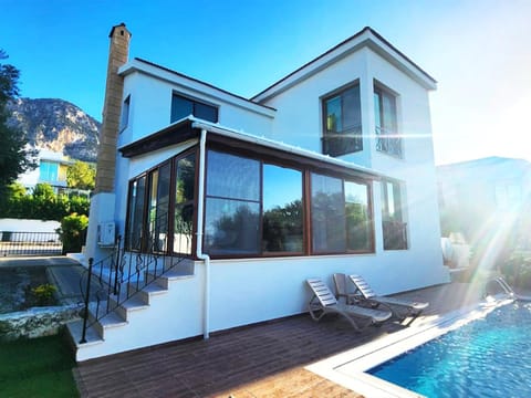 Property building, Day, Pool view, Swimming pool, sunbed
