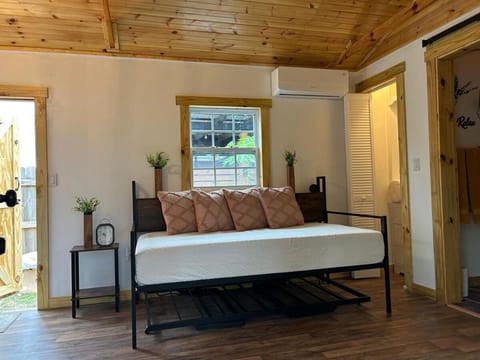 Comfortable Cabin in town Cabin in Marianna