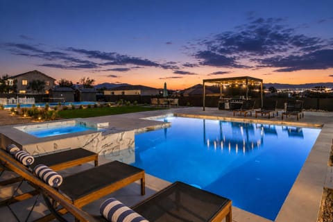 BBQ facilities, Hot Tub, Kitchen or kitchenette, Mountain view, Swimming pool, Sunset, sunbed