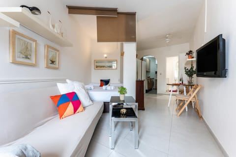 Bed, TV and multimedia, Living room, Photo of the whole room, Dining area, Bedroom