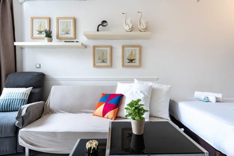 Bed, Living room, Photo of the whole room, Bedroom