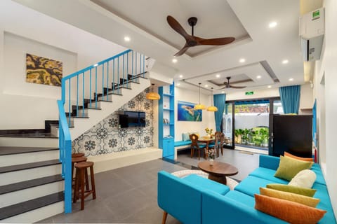 Communal lounge/ TV room, Living room, Seating area, Evening entertainment