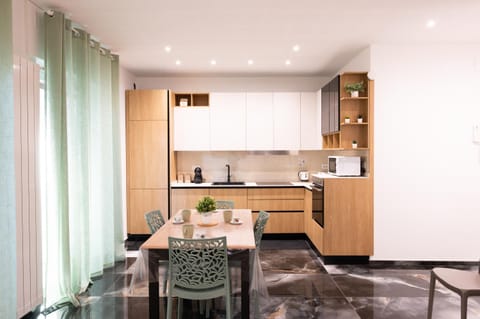 Kitchen or kitchenette, Dining area, oven, stove