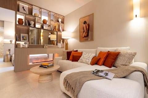 Shower, Bed, Kitchen or kitchenette, Living room, Photo of the whole room, Seating area, Bedroom, fireplace, hair dryier, heating, sunbed, towels