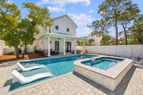 Property building, Patio, Day, Swimming pool, sunbed