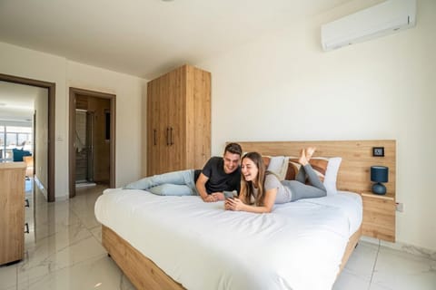 Bed, People, Photo of the whole room, Bedroom, Guests, group of guests, wardrobe, air conditioner